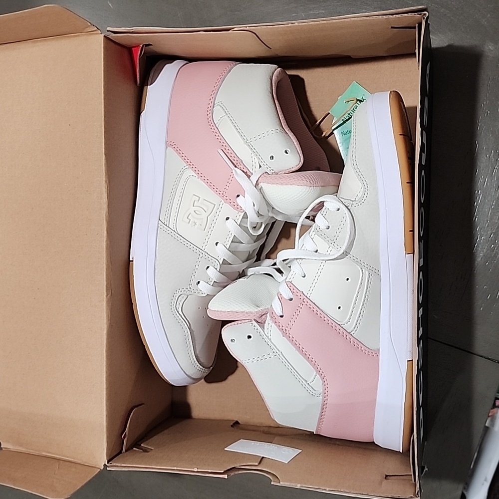 DC shoes in box